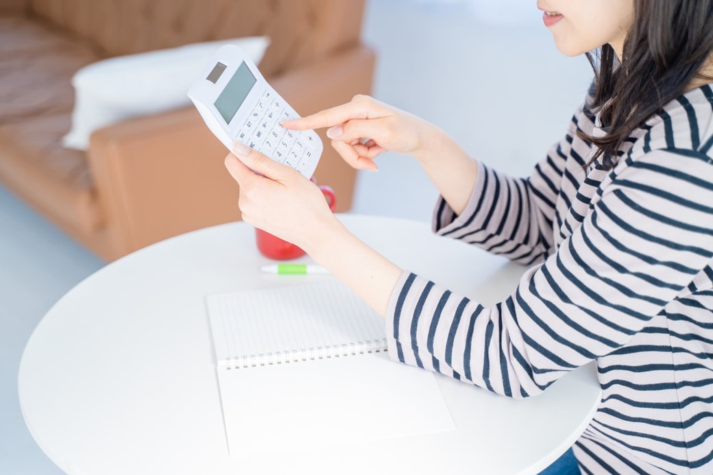 計算する女性