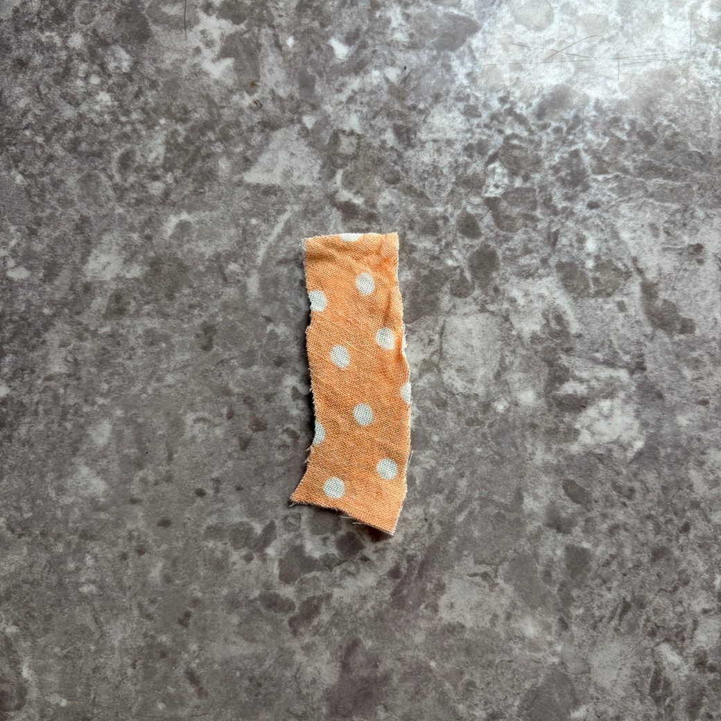 布をテープでマグネットに貼ったところ