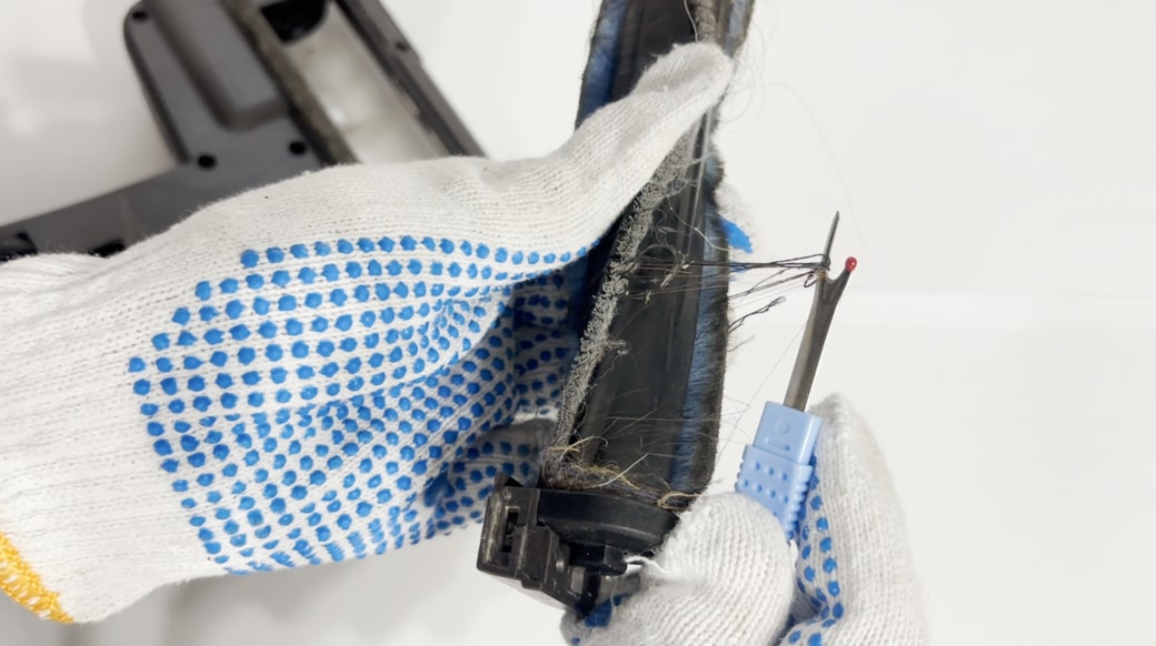 リッパーで髪の毛をカットする