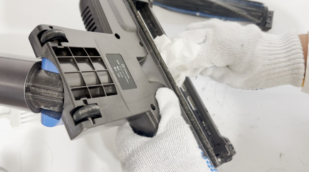 ティッシュでホコリを拭き取る