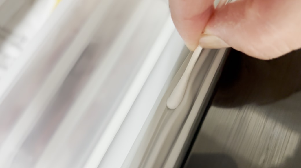 乾いた綿棒で水分を拭き取る