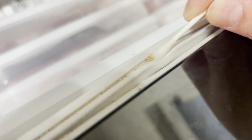 洗剤を含んだ綿棒で汚れをかき出す