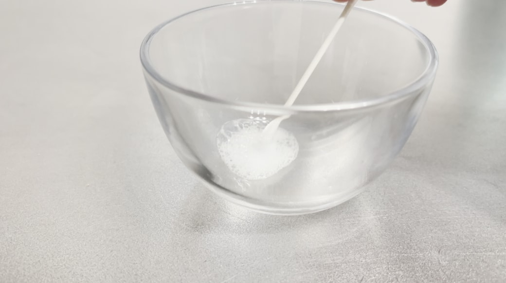 綿棒に洗剤を含ませる