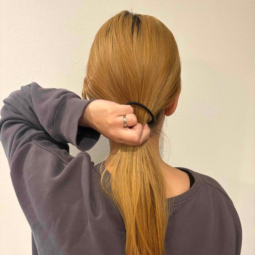 髪にゴムをかけているところ