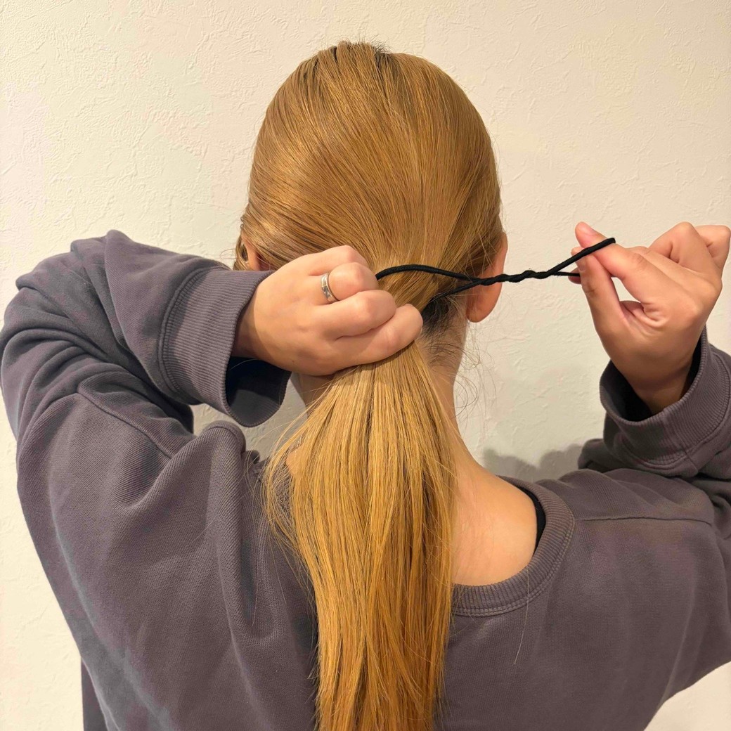 ゴムをねじっているところ