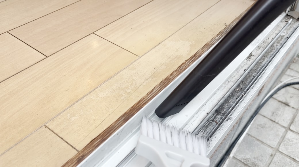 掃除機とブラシで砂やゴミを取り除く