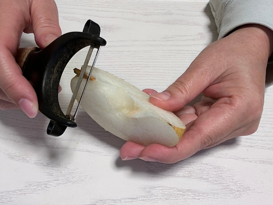 ピーラーで皮をむく