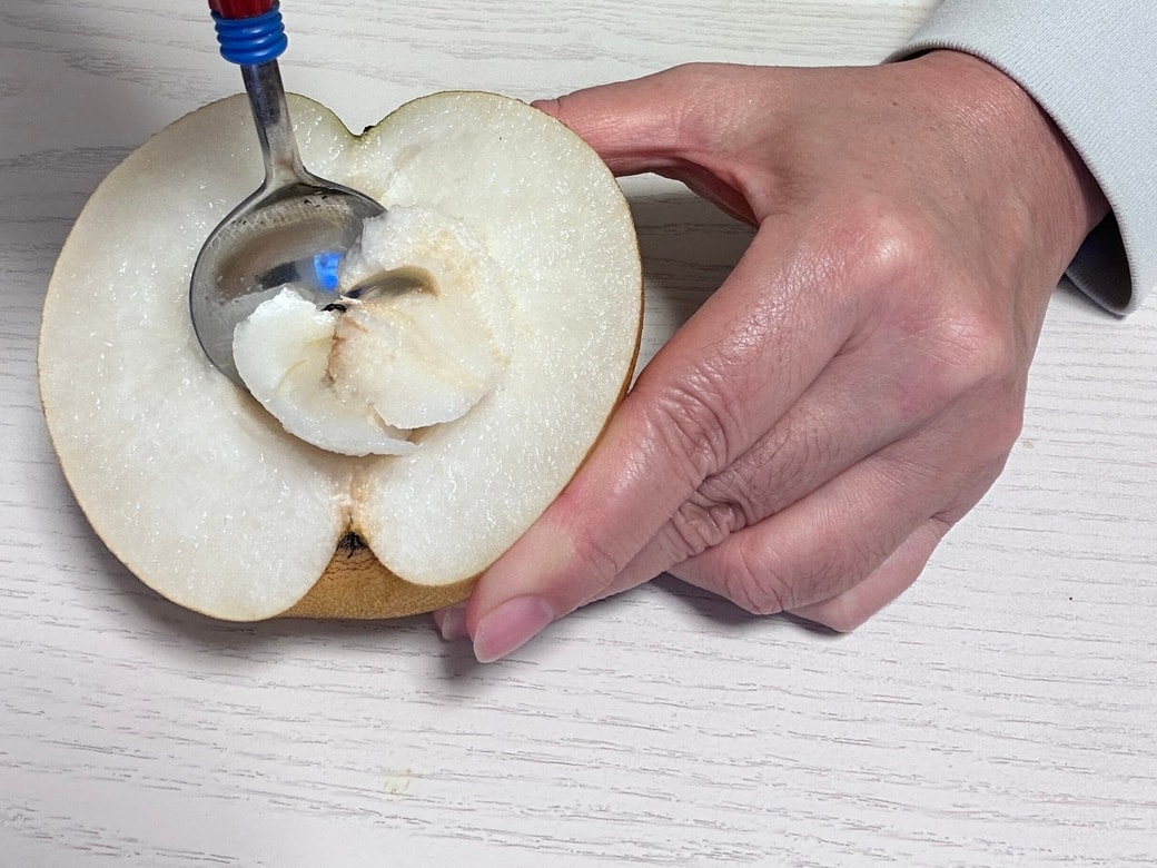 スプーンでくり抜く