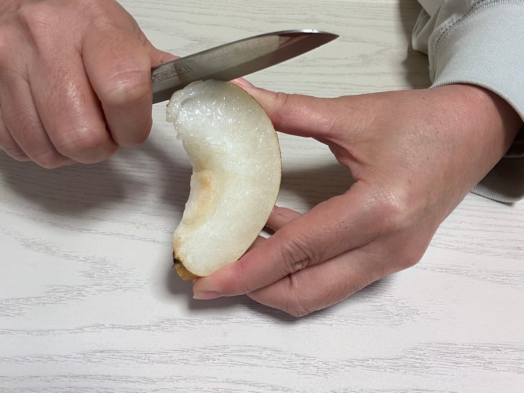 フルーツナイフで皮をむく