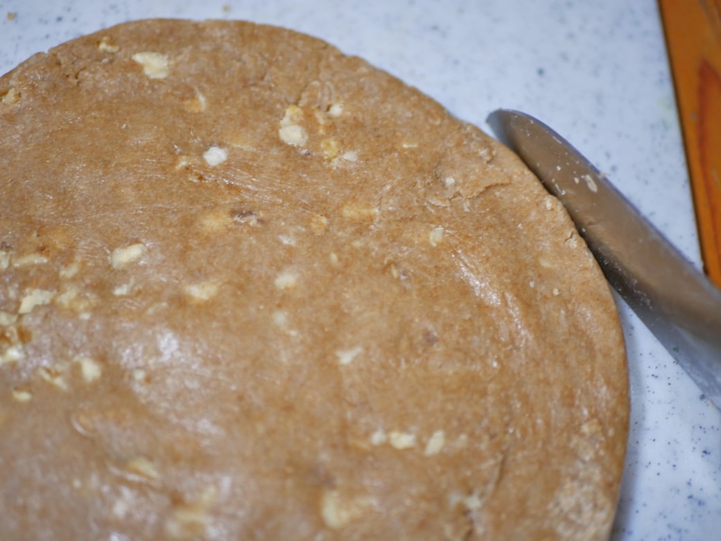 包丁で形を整える