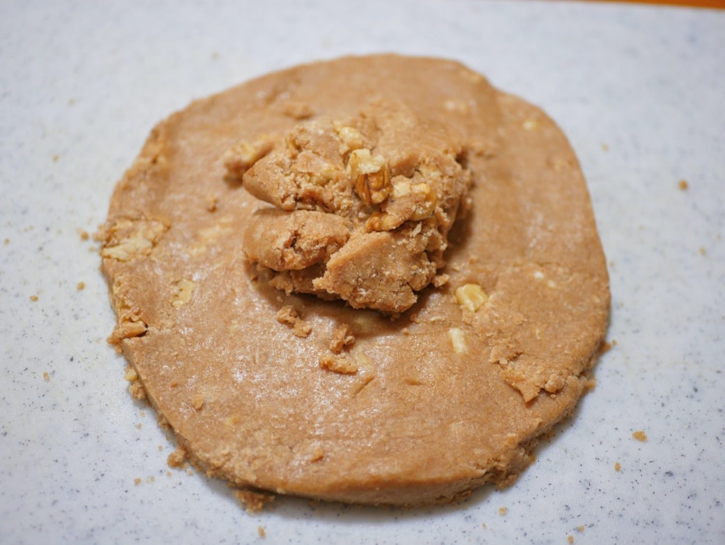 縁の生地を真ん中におく