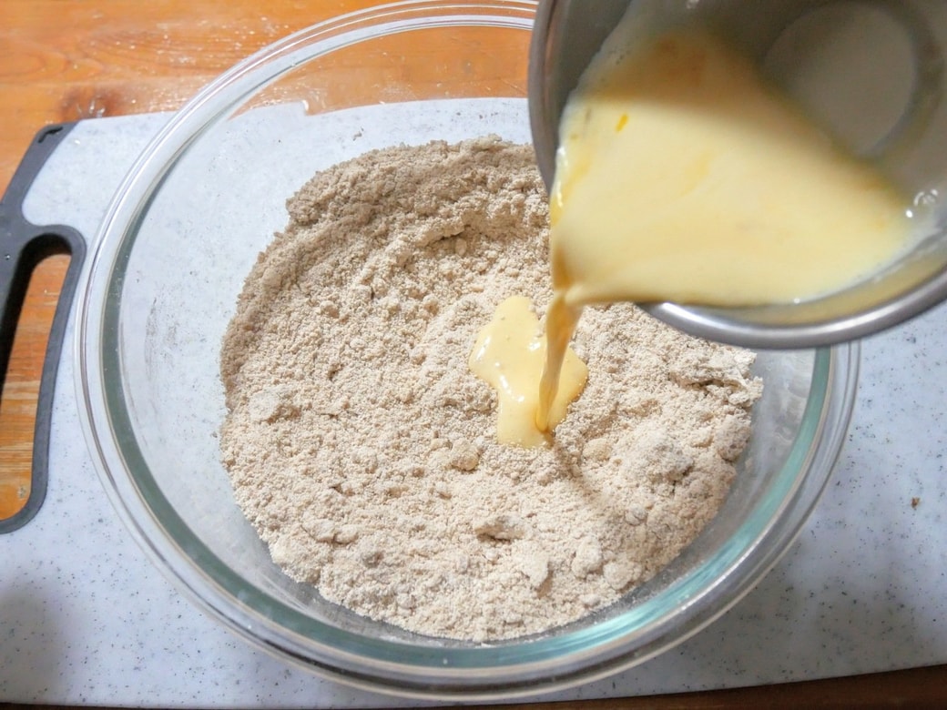 卵と牛乳を加える