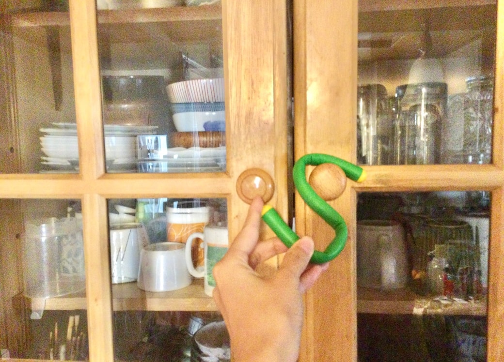 食器棚の扉にS字フックをかける