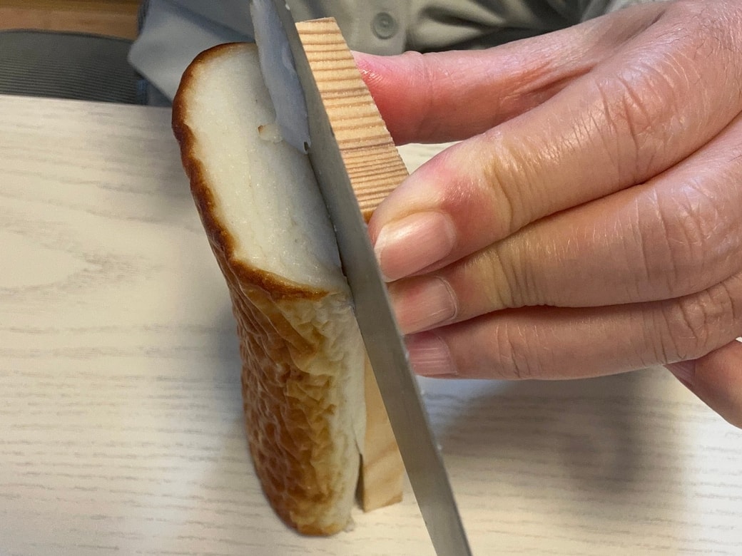 包丁の峰で板を取る