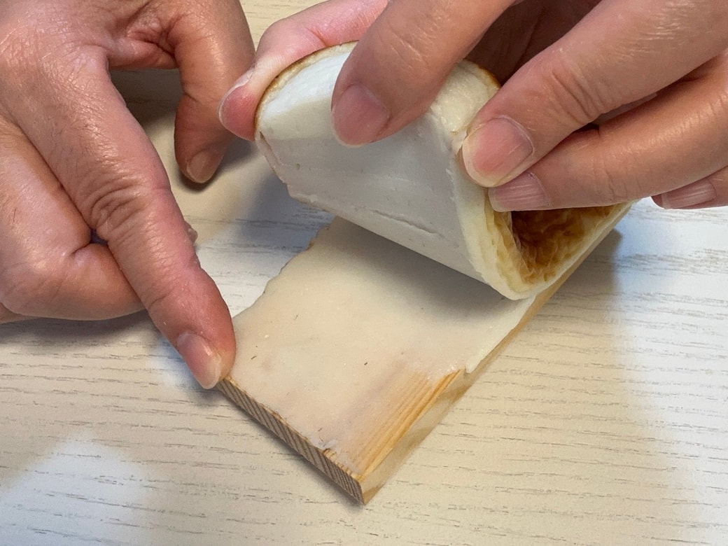 板にかまぼこが残ってしまう