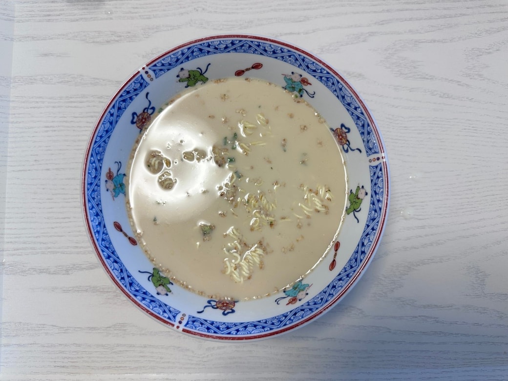 豆乳と付属のスープを入れます