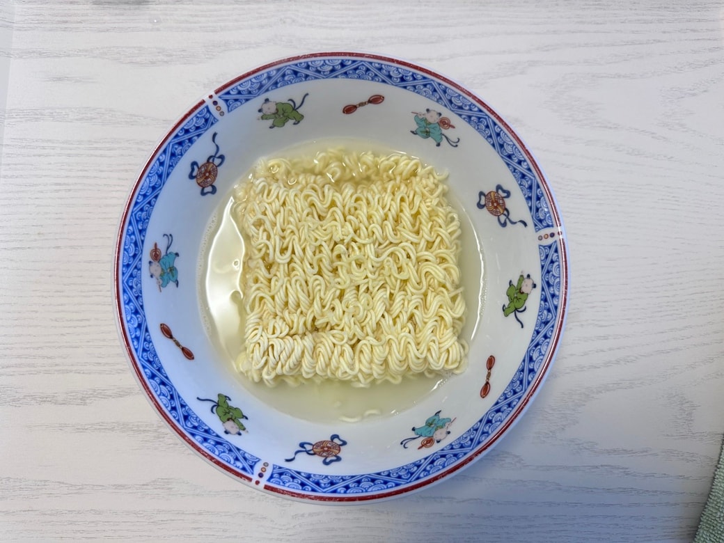 ラーメンにお湯をかけます