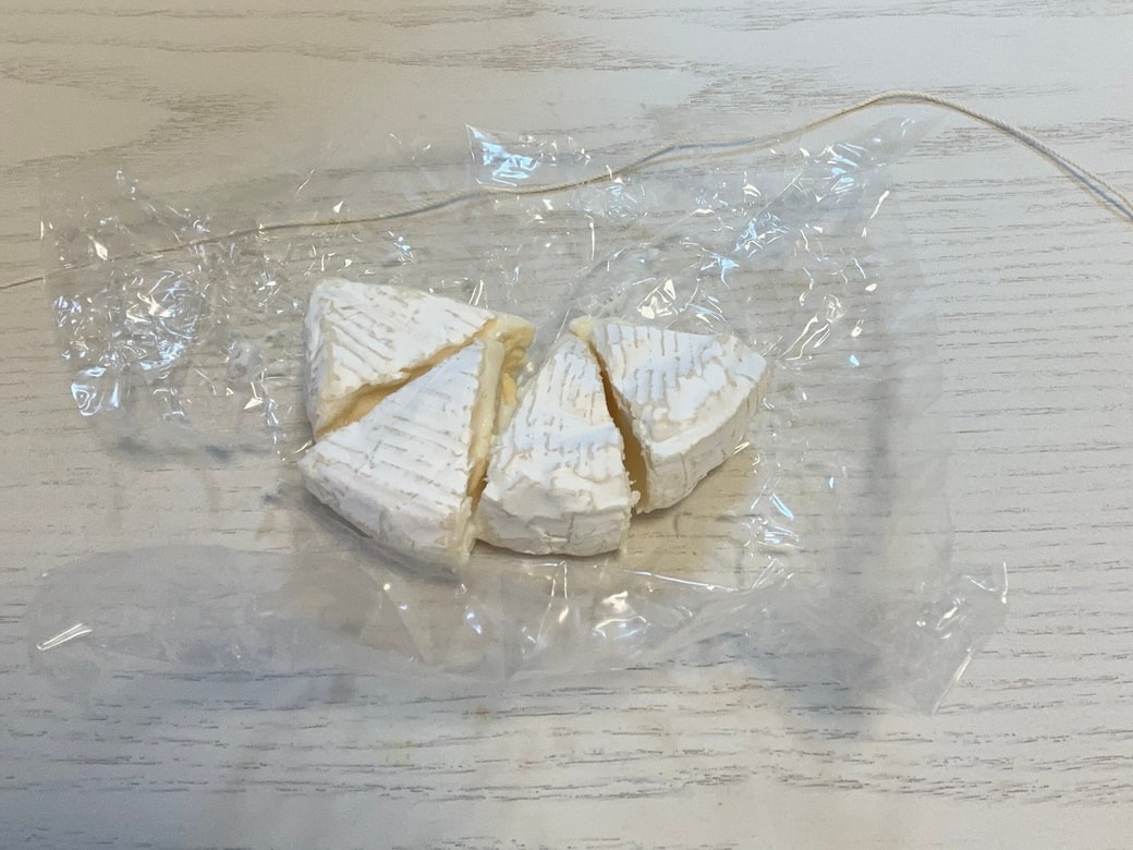 糸で切ったカマンベールチーズ