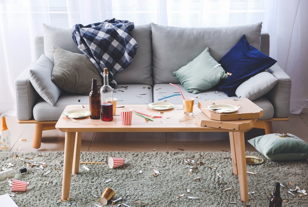 テーブルの上にのっているものはすべて片付けを