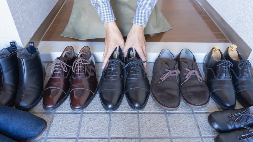 コツ①玄関の靴を揃えて掃除をする