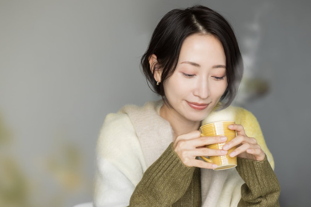 コーヒーを飲む女性