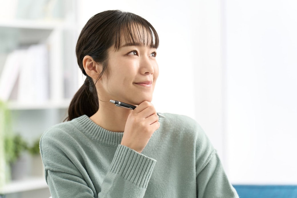 アイデアが浮かぶ女性