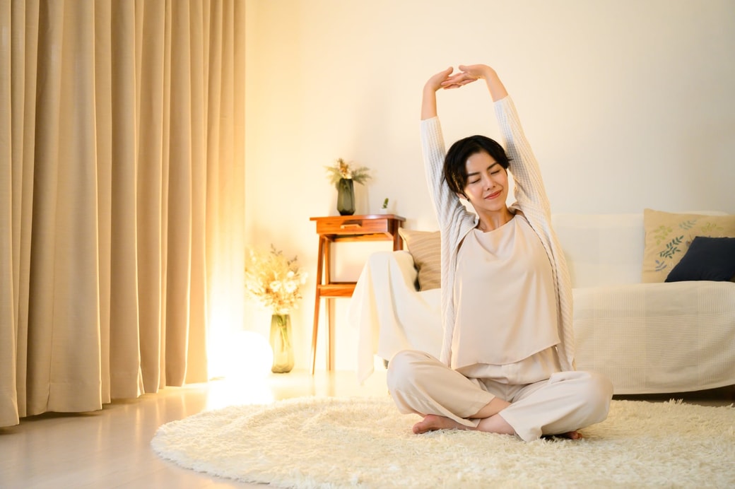 ストレッチする女性