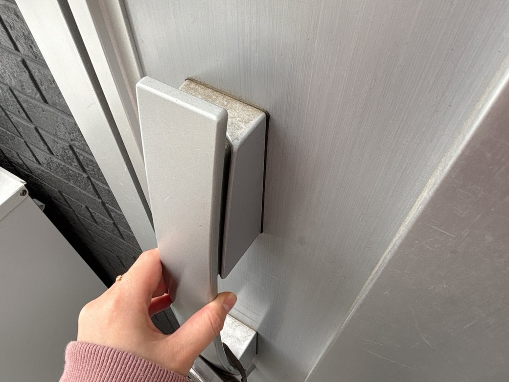 外側のドアノブは砂ボコリがつきやすい