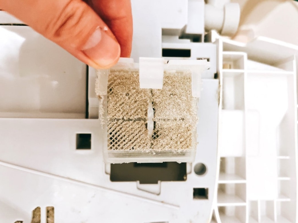 汚れた脱臭フィルター