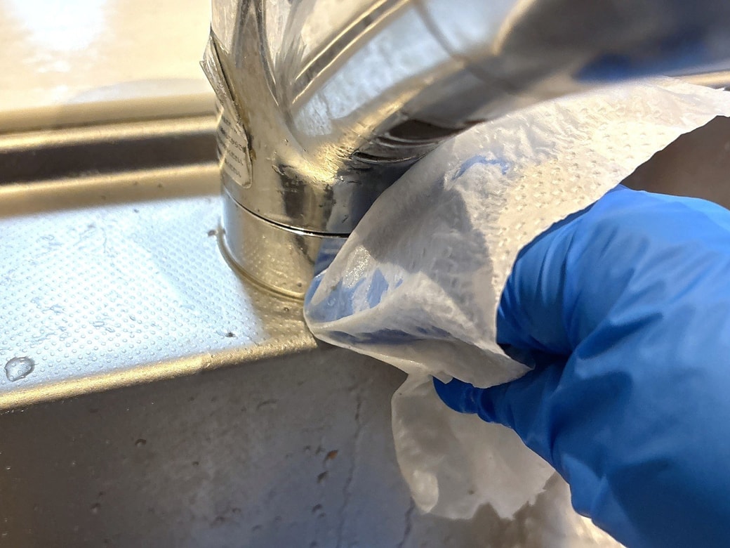 キッチンペーパーで水拭きする