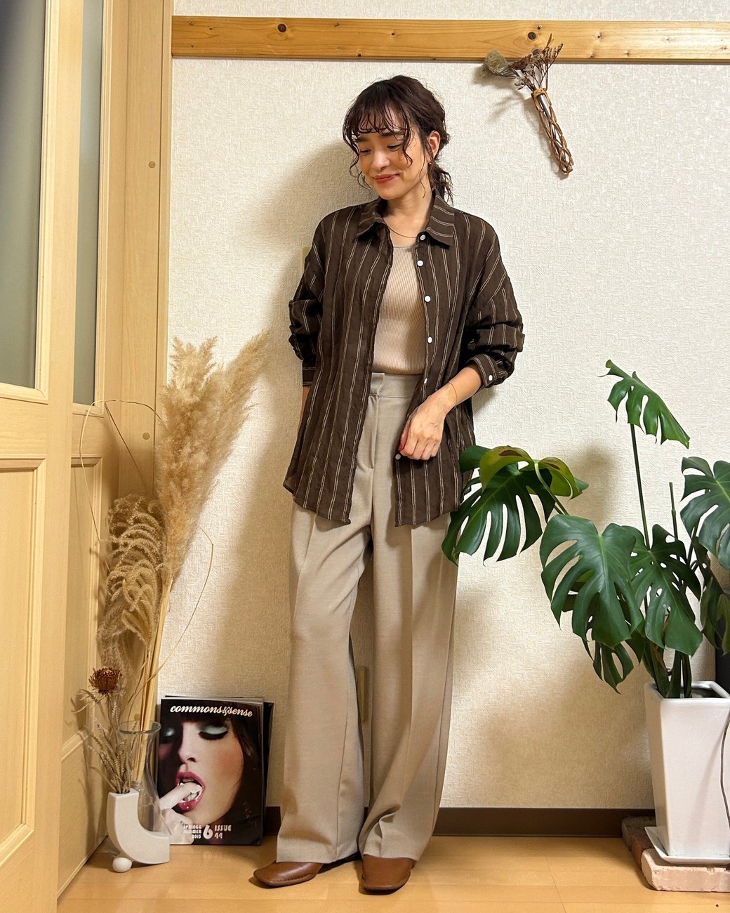 ストライプ柄のシャツで細見え効果も。