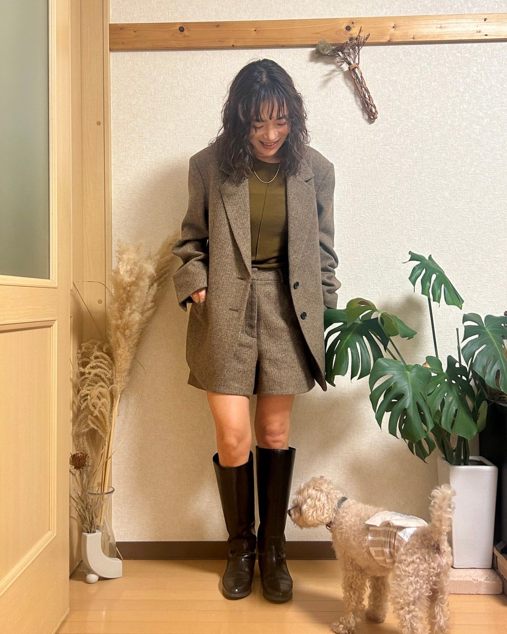 ショート丈のボトムも、ロングブーツ合わせなら大人でも取り入れやすい。