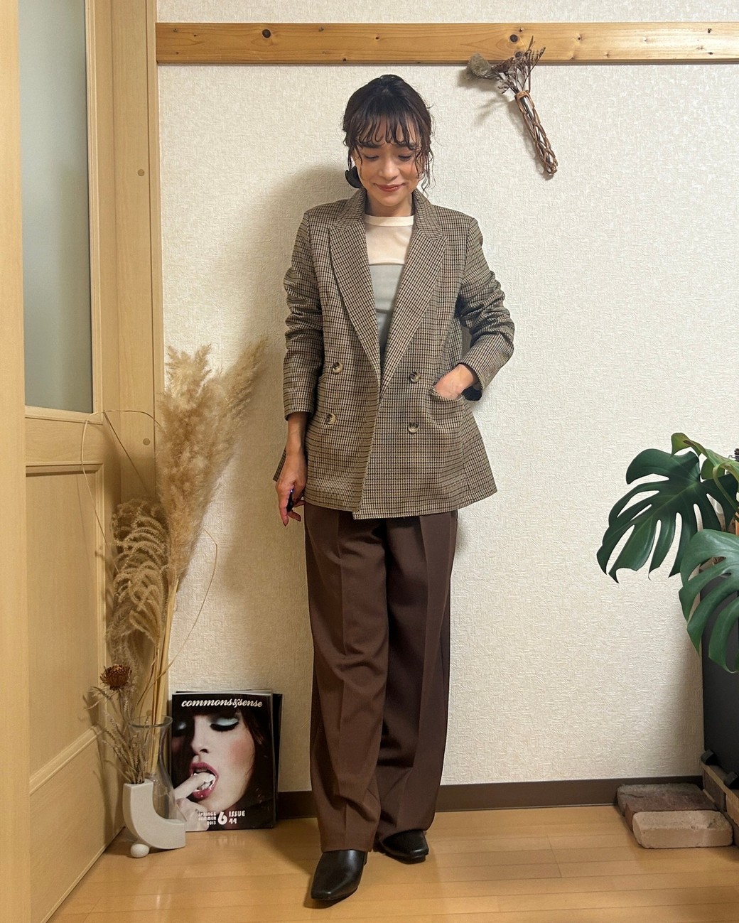 細かいチェックのジャケットで落ち着いた雰囲気にまとめて。