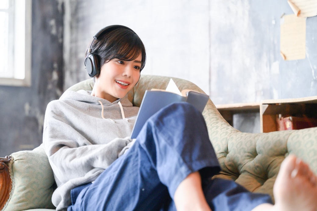 音楽を聴く女性