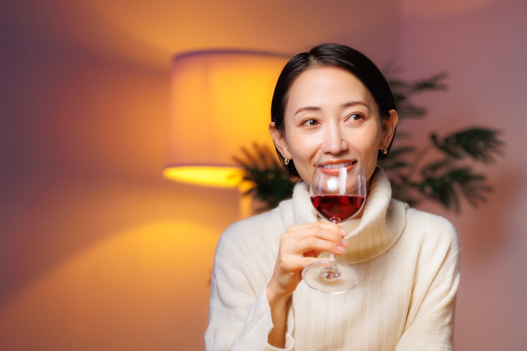 ワインを飲む女性