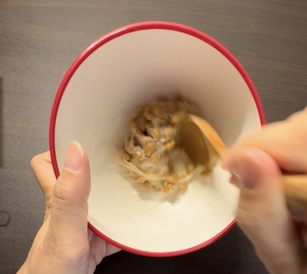納豆をかき混ぜる様子