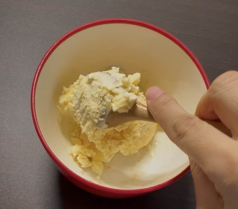 器にアイスクリームを入れる様子