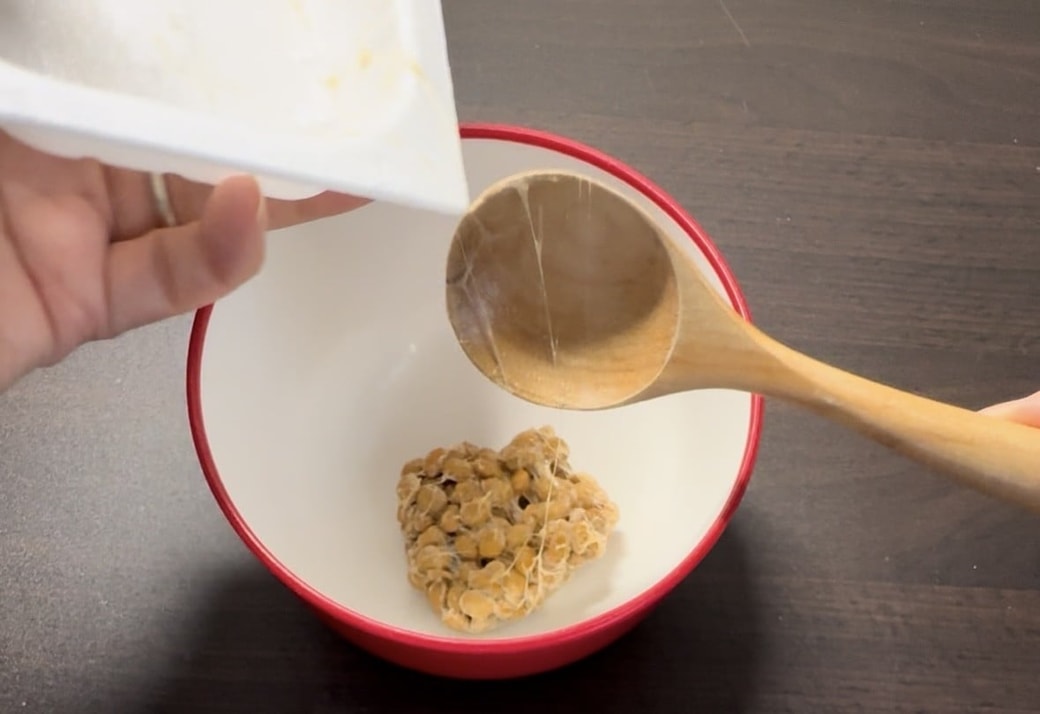 納豆を別の器に取り出す様子