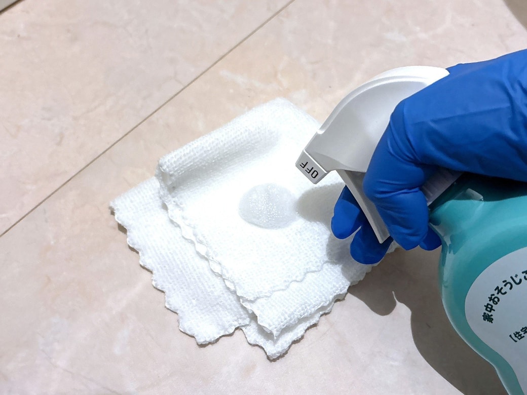 布にウタマロクリーナーをスプレーする