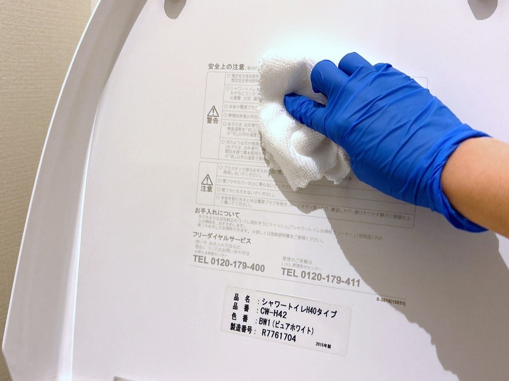 「中心→外側」へフタの裏を拭く