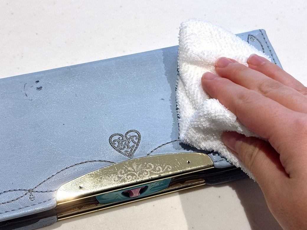 汚れを拭き取る