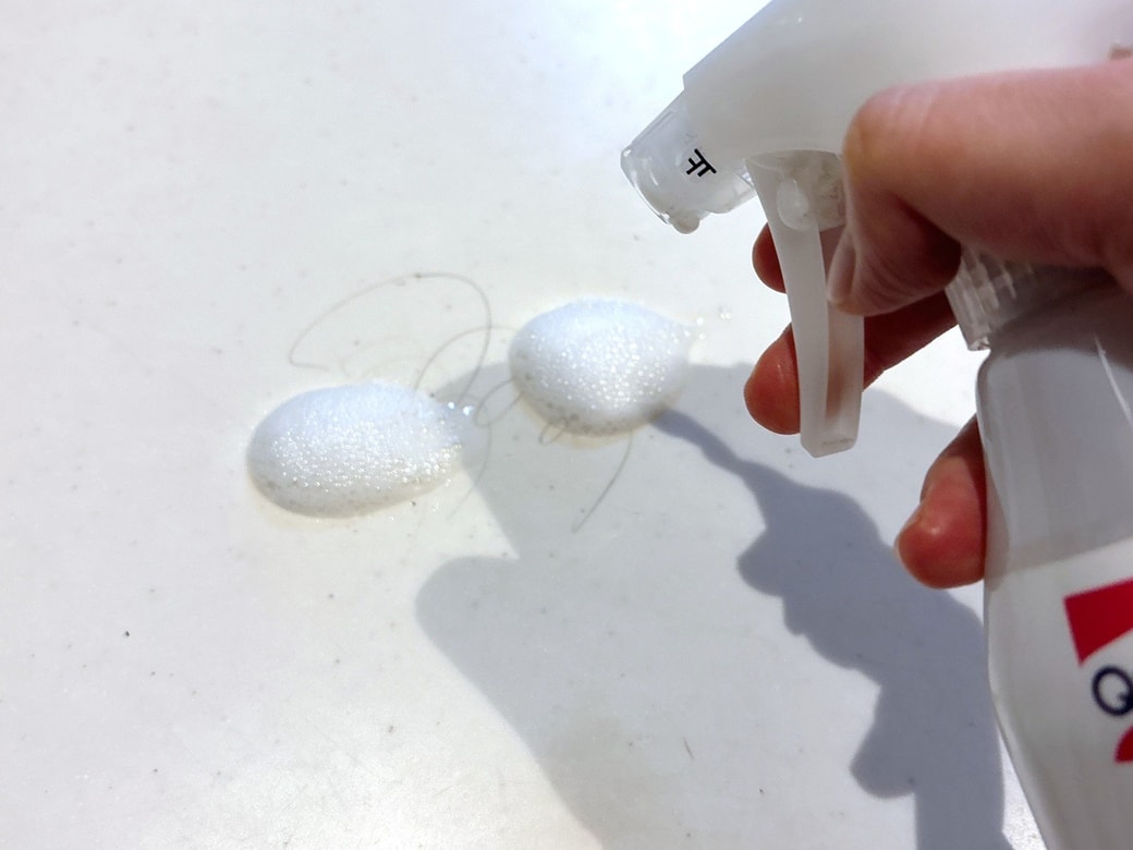 テーブルにクイックルホームリセットをスプレーする