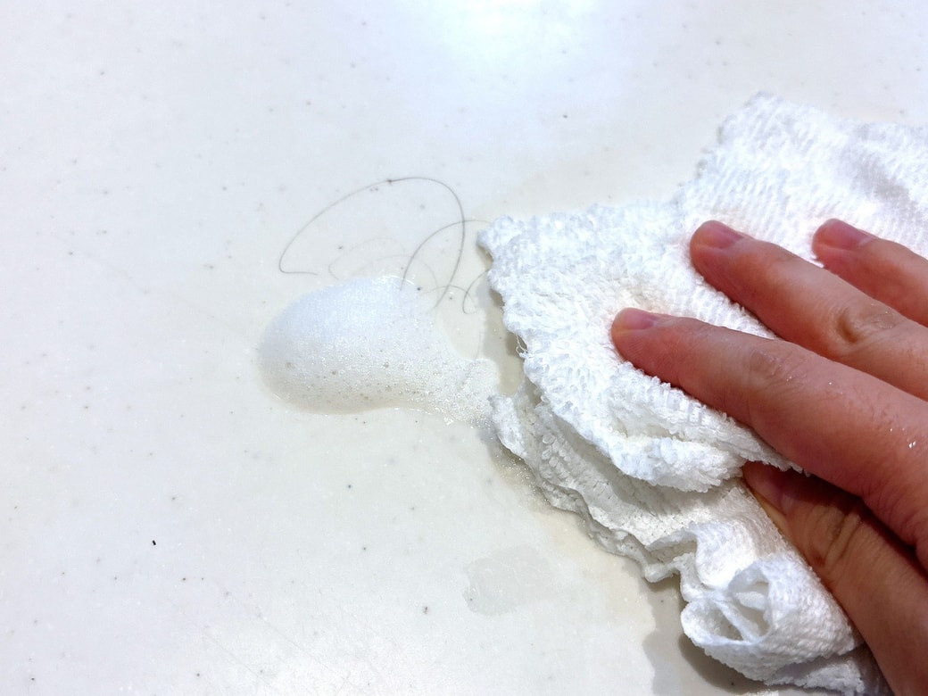 汚れを布で拭き取る