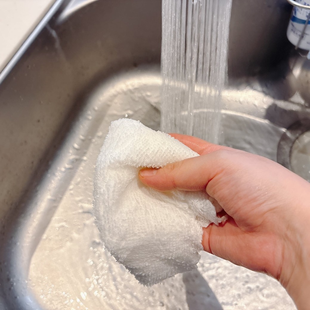 布を水で濡らし、かたく絞る