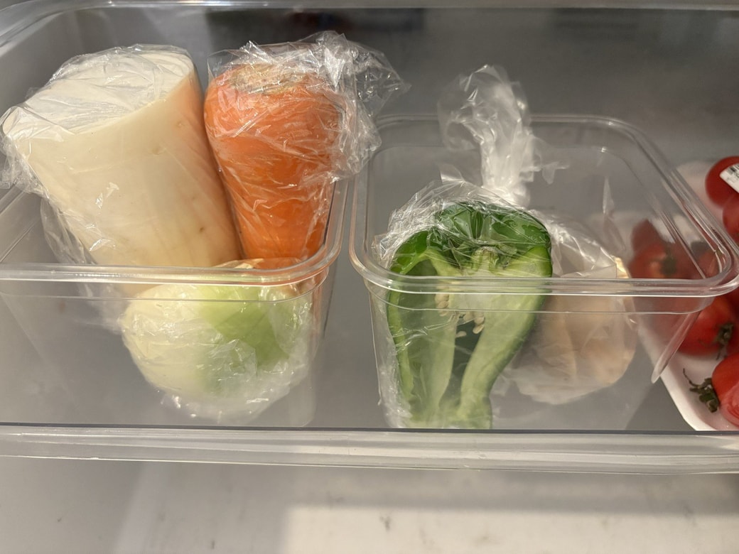 野菜を入れたお味噌の空き容器を冷蔵庫に入れた様子