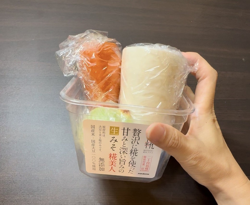 切った野菜をお味噌の空き容器に入れた様子横