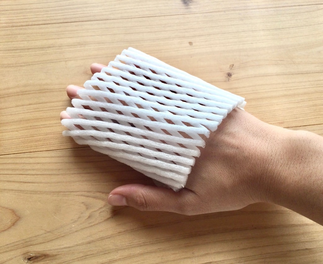 フルーツネットを手にはめる