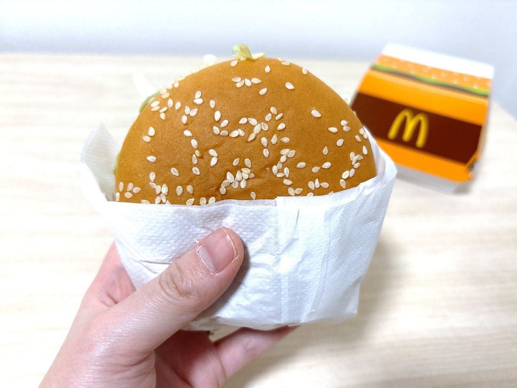 ペーパーナプキンで包んだビッグマック
