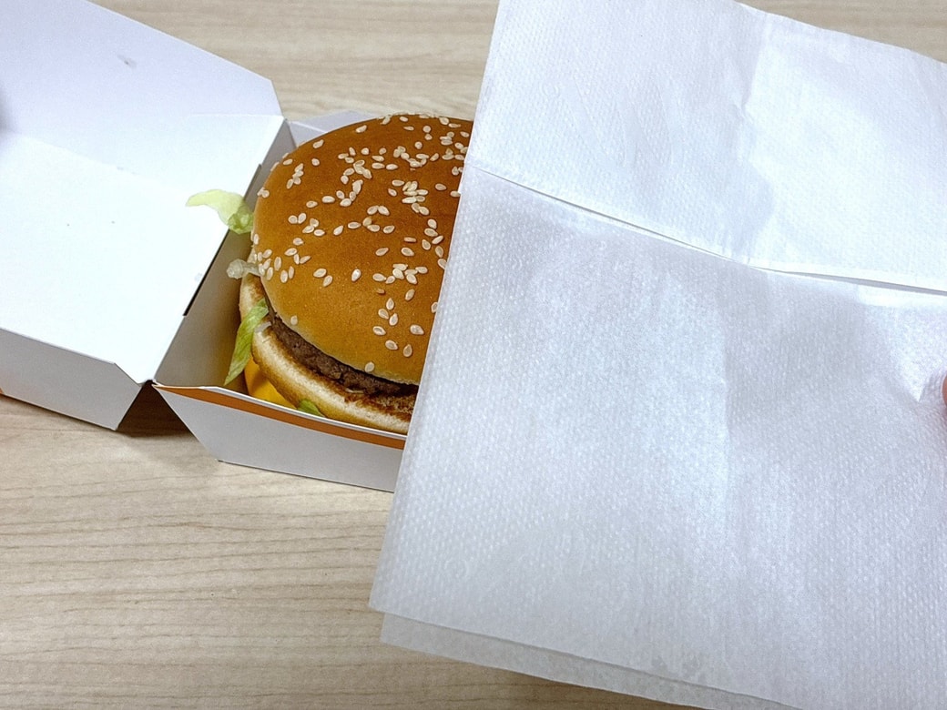 ビッグマックにペーパーナプキンをかぶせる