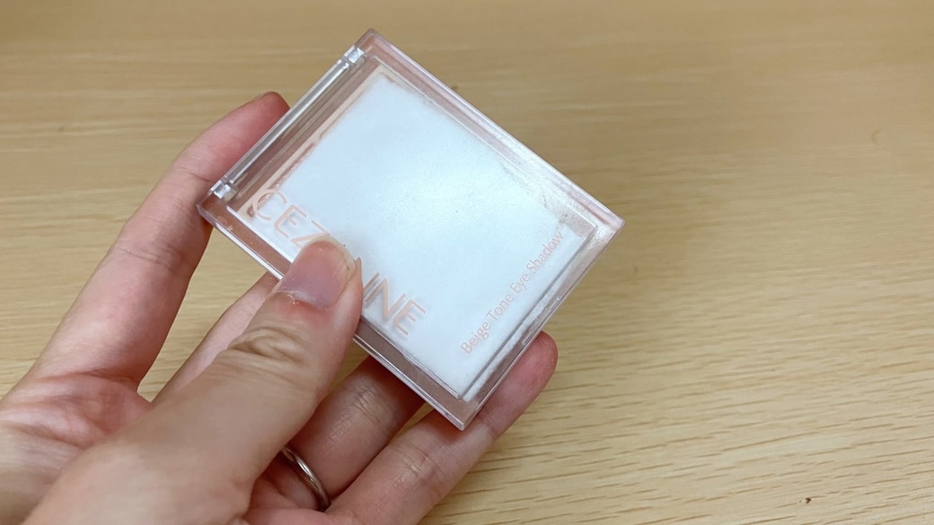 コットンをいれたアイシャドウケース